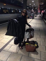 Victoria Beckham fährt Zug