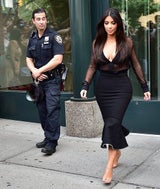 Polizist checkt Kim Kardashians Po ab
