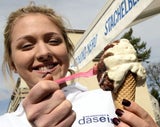 Start der Eissaison: Es wird blumig in den Vitrinen