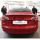 Tesla Model 3: Österreich-Version hängt Porsche 911 ab