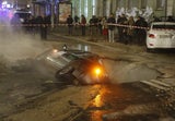 Hier verschlingt die Straße ein Auto