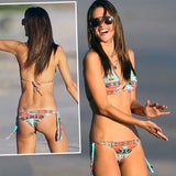 Alessandra Ambrosio tobt am Strand