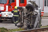 Pkw crasht in Badner Bahn: Personen eingeklemmt