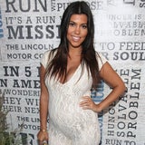 Kourtney Kardashian zeigt ihren Babybauch
