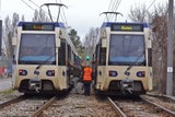 Pkw crasht in Badner Bahn: Personen eingeklemmt