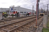 Pkw crasht in Badner Bahn: Personen eingeklemmt