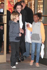 Angelina Jolie mit Töchtern unterwegs
