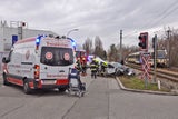 Pkw crasht in Badner Bahn: Personen eingeklemmt