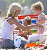 Tori Spelling verbringt Strandtag mit ihrer Familie