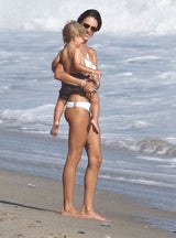 Alessandra Ambrosio tobt mit Sohn Noah am Strand