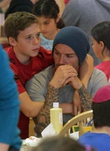 David Beckham bemalt mit seinen Söhnen Keramik