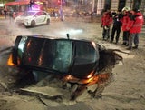 Hier verschlingt die Straße ein Auto