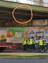 Wien: Auf Lkw geladener Bagger blieb bei Brücke hängen