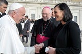 DAS schenkte Köstinger dem Papst bei Treffen