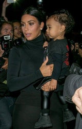 Kim Kardashian & Kanye West mit Nori in der Front Row