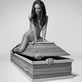 Nacktmodels werben für Särge