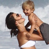 Alessandra Ambrosio tobt mit Sohn Noah am Strand
