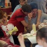 David Beckham bemalt mit seinen Söhnen Keramik