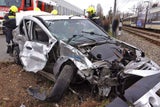 Pkw crasht in Badner Bahn: Personen eingeklemmt