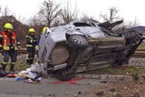 Pkw crasht in Badner Bahn: Personen eingeklemmt