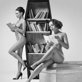 Nacktmodels werben für Särge