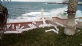 Bilder zeigen: Monsterwelle zerstört Mausi Lugners Villa