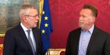 Nach Klima-Tour düst Arnie im Privatjet davon