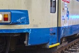 Pkw crasht in Badner Bahn: Personen eingeklemmt