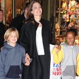 Angelina Jolie mit Töchtern unterwegs