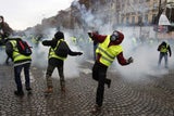 'Gelbwesten': Polizei feuert Tränengas auf Demonstranten