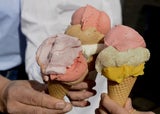Start der Eissaison: Es wird blumig in den Vitrinen