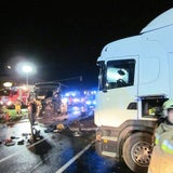 Bus crasht in LKW