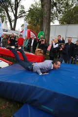 Sportminister Strache als Überflieger