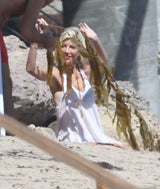 Tori Spelling spielt mit Kindern am Strand