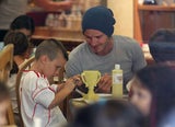 David Beckham bemalt mit seinen Söhnen Keramik