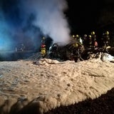 Lenker crasht in Baum und verbrennt im Porsche-Wrack