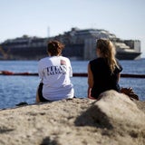 Wrack der Costa Concordia wird abgeschleppt