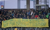 Rapid-Fans mit Doping-Banner gegen Kickl