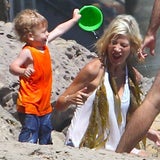 Tori Spelling spielt mit Kindern am Strand