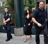 Polizist checkt Kim Kardashians Po ab