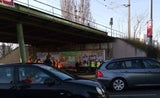 Wien: Auf Lkw geladener Bagger blieb bei Brücke hängen