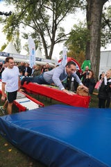 Sportminister Strache als Überflieger