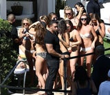 Justin Bieber relaxt mit sexy Bikini-Girls