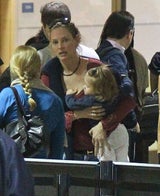 Uma Thurman am Flughafen mit Tochter Luna