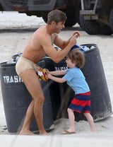 Zac Efron: Oben ohne & mit unsexy Schlüpfer