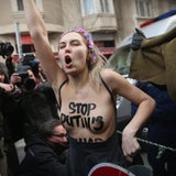 Femen demonstrieren jetzt auch unten ohne