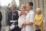 Prinzessin Estelle jubelt ihrem Opa zu