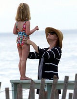 Amy Adams genießt einen Strandtag mit Tochter Aviana