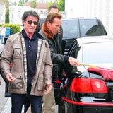 Arnold Schwarzenegger wäscht Sylvester Stallones Auto