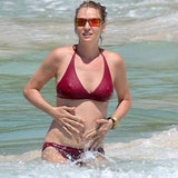 Uma Thurman betört beim Planschen